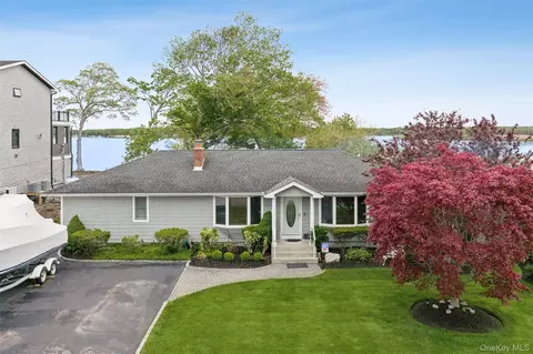 128 Crystal Beach Blvd, Moriches, NY 11955
