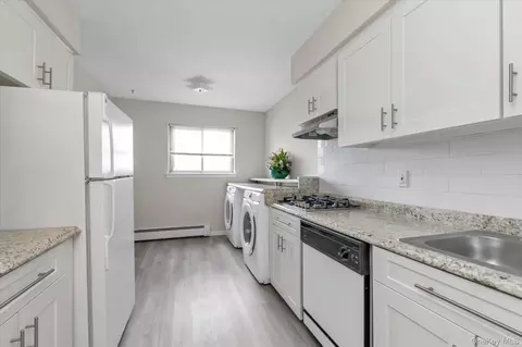 93-24 243rd St, New York, NY 11426