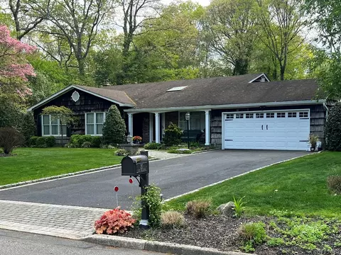 20 Oak Tree Dr, Smithtown, NY 11787