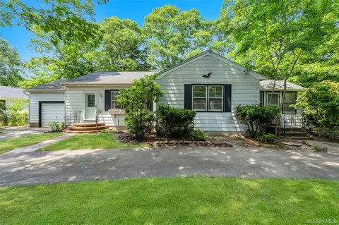 62 Squires Ave, East Quogue, NY 11942