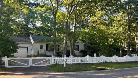 62 Squires Ave, East Quogue, NY 11942