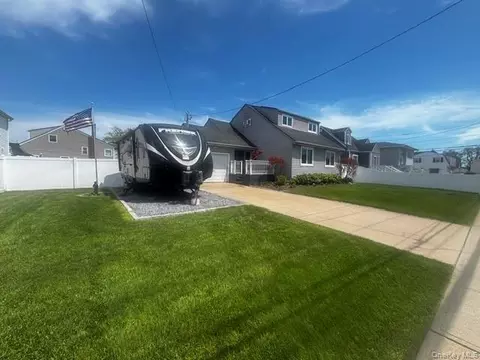 101 Buena Vista Blvd, Lindenhurst, NY 11757