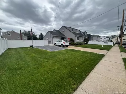 101 Buena Vista Blvd, Lindenhurst, NY 11757