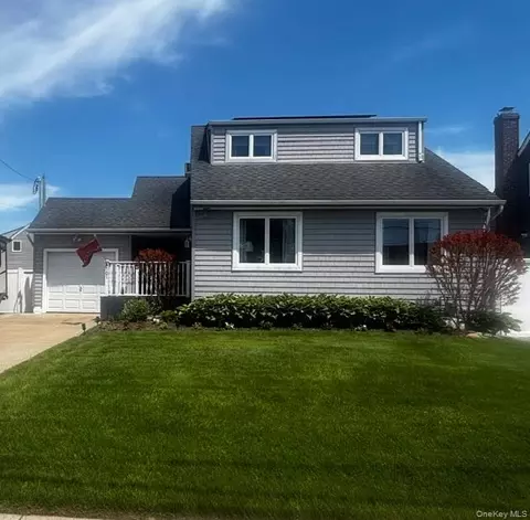 101 Buena Vista Blvd, Lindenhurst, NY 11757