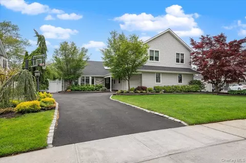 83 Joyce Ln, Woodbury, NY 11797