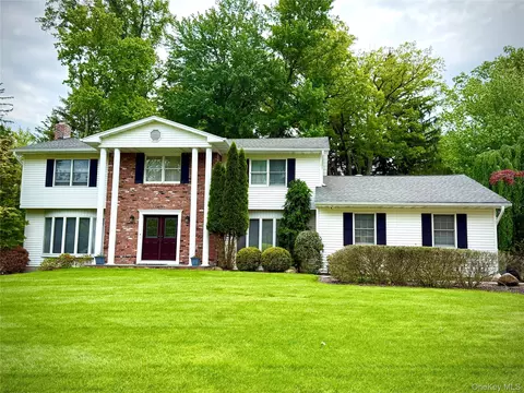 27 Rochelle Dr, Clarkstown, NY 10956
