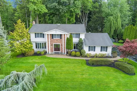 27 Rochelle Dr, Clarkstown, NY 10956
