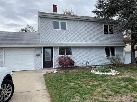 8 Harmony Ln, North Hempstead, NY 11590