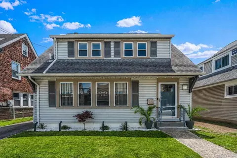 22 Prospect St, North Hempstead, NY 11596
