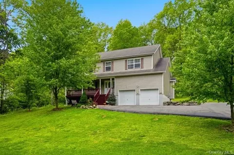 29 Hickory Hill Rd, Newburgh, NY 12550