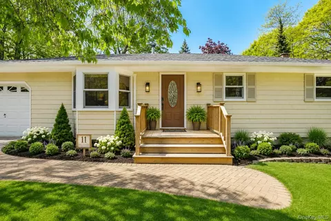 11 Oakwood Dr, Wading River, NY 11792