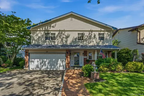 39 Marlin Ln, North Hempstead, NY 11050