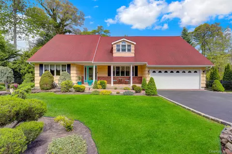 5 Merlin Ln, Setauket, NY 11733
