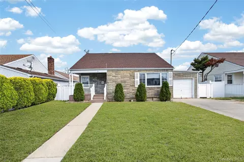 18 President St, Freeport, NY 11520