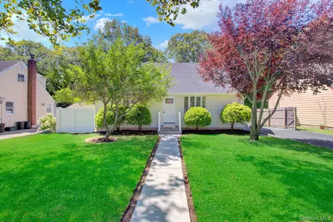 11 Parkwood Rd, North Hempstead, NY 11590
