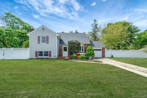 52 Garden Ln, Centereach, NY 11720