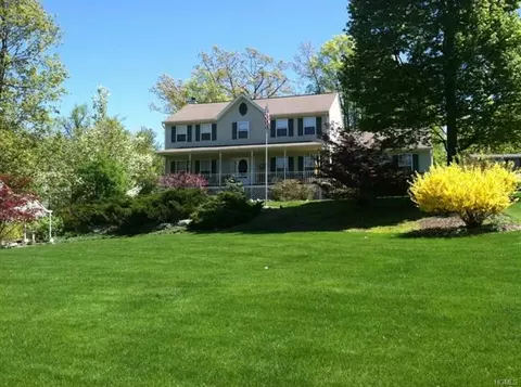 48 Brook Hollow Dr, New Windsor, NY 12553 photo 1