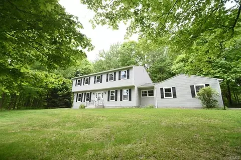 3 Carlson Ter, Fishkill, NY 12524 photo 1