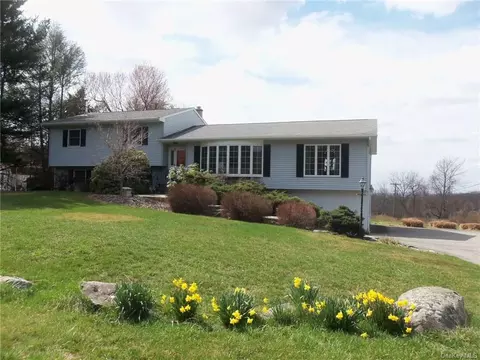 6 Kathy Ct, Fishkill, NY 12524 photo 1
