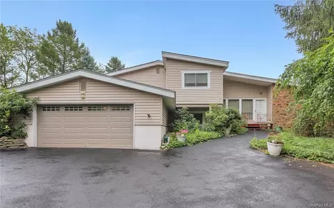 8 Lorelei Dr, Wallkill, NY 10940 photo 1