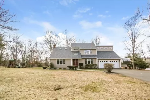 3 Elana Ln, Newtown, CT 06482 photo 1