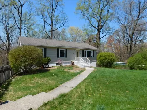 10 Colleen Ln, Wallkill, NY 12589 photo 1