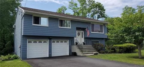 9 Sutton Park Rd, Poughkeepsie, NY 12603 photo 1