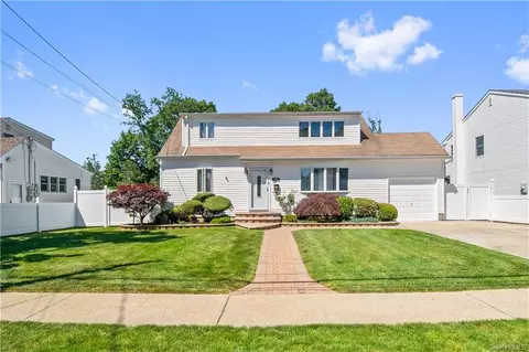577 Centre Ave, Lindenhurst, NY 11757 photo 1