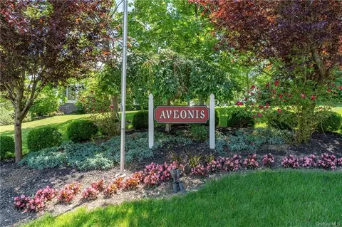 65 Aveonis Ct, Fishkill, NY 12524 photo 1