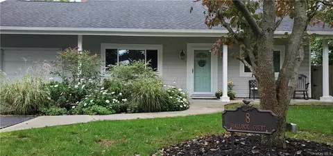 8 Hallock Ct, Patchogue, NY 11772 photo 1
