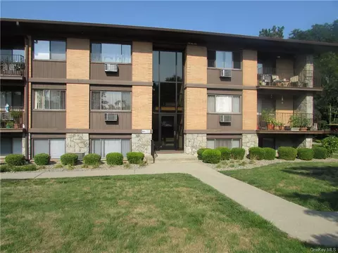 10 Oakwood Ter #74, New Windsor, NY 12553