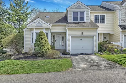 1 Berwick Ct, Fishkill, NY 12524 photo 1