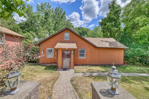 524 Fostertown Rd, Newburgh, NY 12550