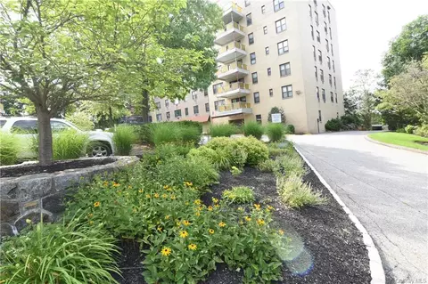35 Stewart Pl #705, Mount Kisco, NY 10549