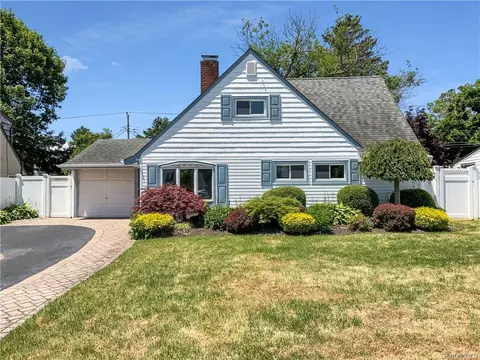 28 Cloister Ln, Hicksville, NY 11801
