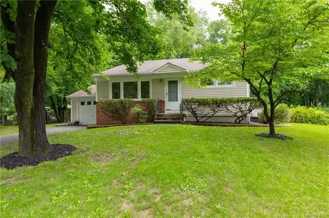 8 Briarcliff Ave, Poughkeepsie, NY 12603