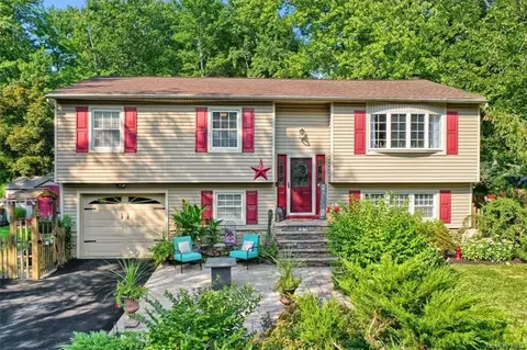 2 Tyler Pl, Monroe, NY 10950
