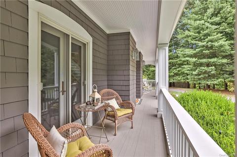 105 Hardscrabble Lake Dr, Mount Pleasant, NY 10514