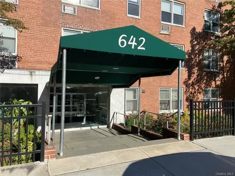 642 Locust St #1F, Mount Vernon, NY 10552