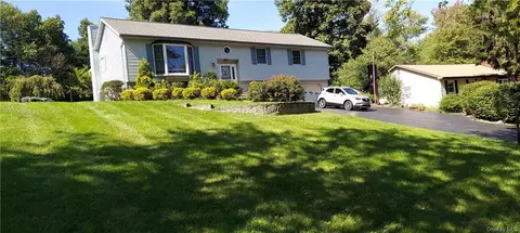 162 Riverview Dr, Fishkill, NY 12524 photo 1