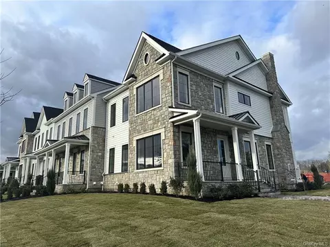 23 Wallace Way #27, New Castle, NY 10514