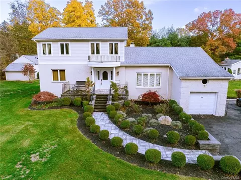 82 Lakeside Dr, New Windsor, NY 12553