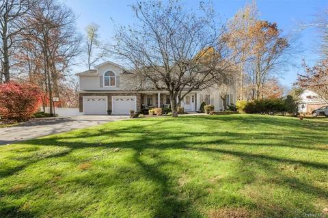 13 Pellbridge Dr, East Fishkill, NY 12533