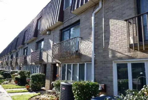 200 Hilton Ave #46, Hempstead, NY 11550