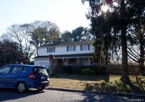 12 Arbor Ln, Centereach, NY 11720