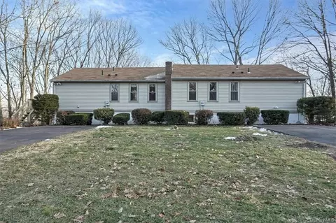 10 Kris Korner Dr, Marlboro, NY 12542