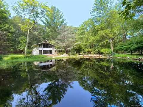 61 Eastwoods Rd, Pound Ridge, NY 10576