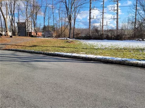 35 Westwood Dr, Montgomery, NY 12586