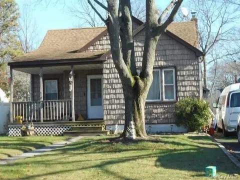 51 Daisy St, Patchogue, NY 11772 photo 1