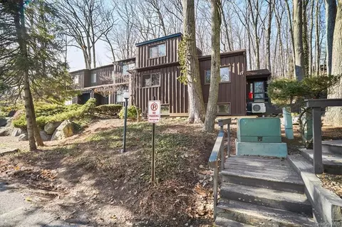 17 Terra Ct, Woodbury Town, NY 10930